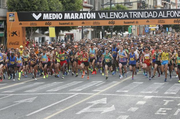 Los atletas de élite toman la salida en el medio maratón de Valencia. 