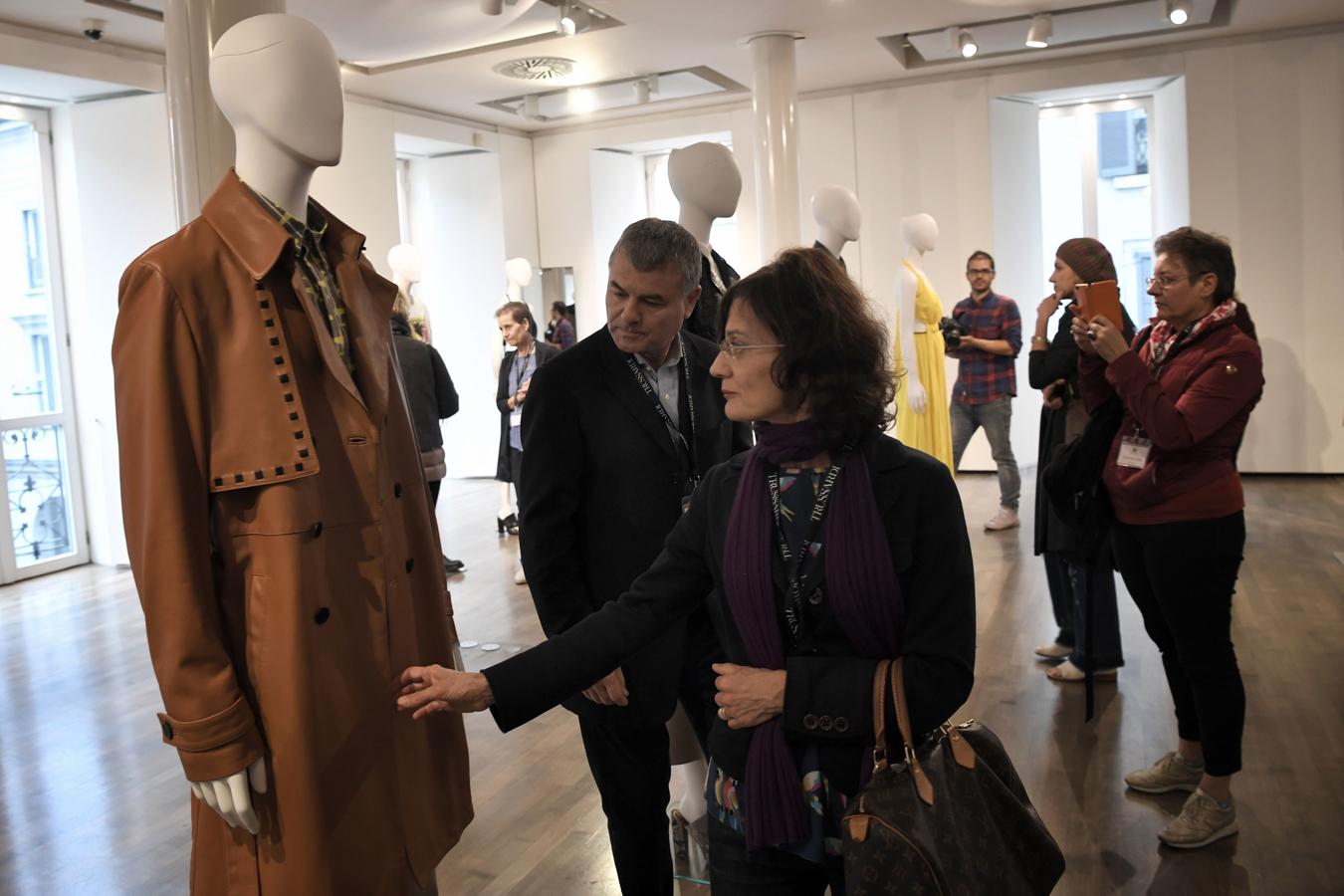 Varias personas visitan los diseños de Trussardi en el 'open days' Apritimoda.