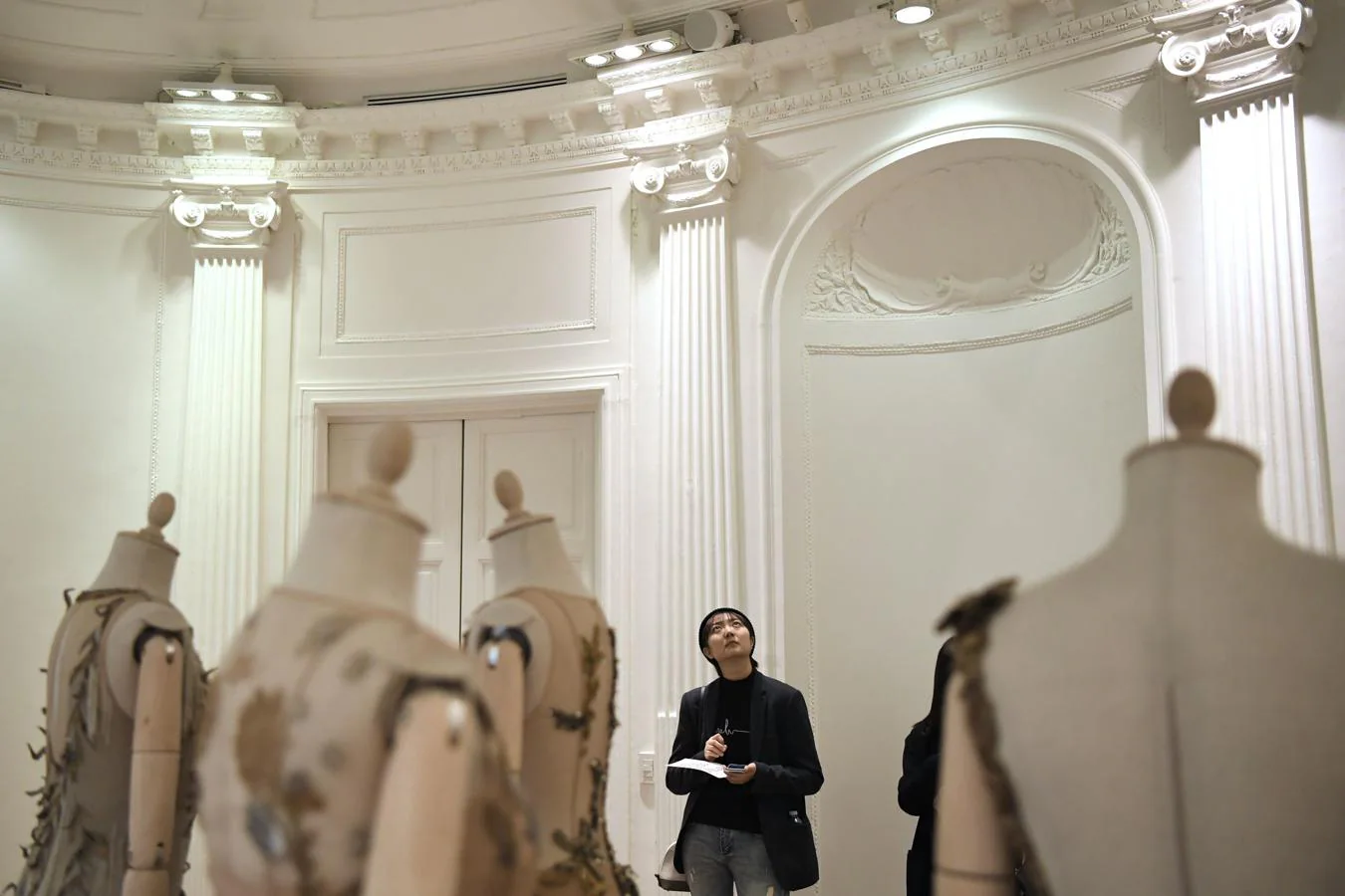 Una mujer visita el atelier de Alberta Ferretti en Milán.