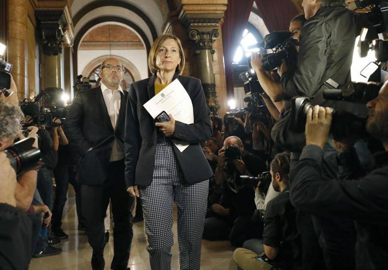 Carme Forcadell llega a la reunión de la Junta de Portavoces del Parlament en la que se ha admitido a trámite la petición de Junts pel Sí (JxSí) y la CUP de celebrar un pleno monográfico para este jueves.