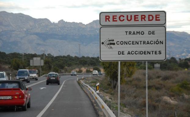 Imagen principal - Los 16 puntos negros de las carreteras valencianas se cobran 415 víctimas en cinco años