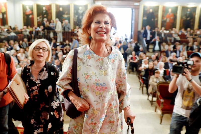 Carmen Alborch recibe la medalla de la Universitat de València.