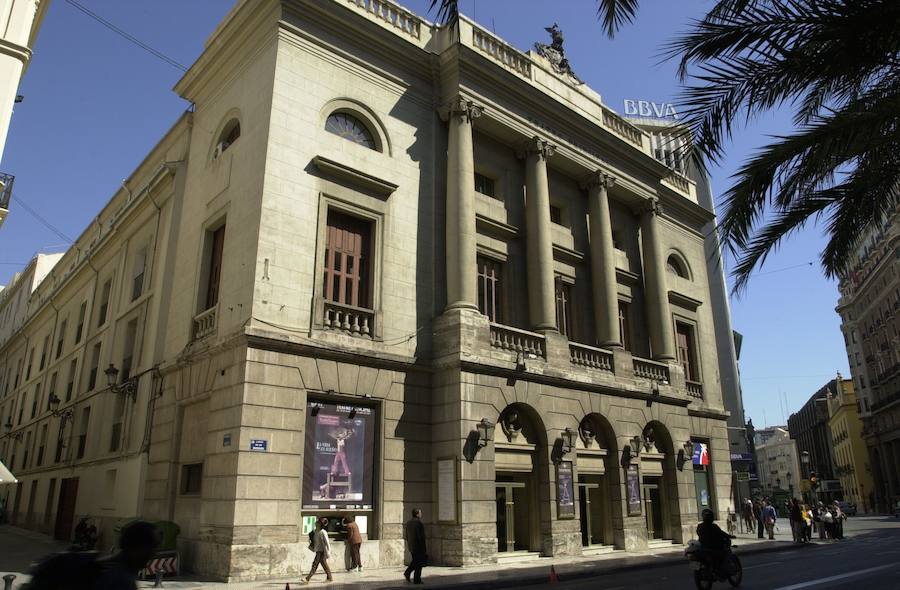 3.- Calles con encanto: Hay dos calles por las que Carmen Lomana se pierde paseando cuando está en la ciudad. Una de ellas es la calle de las Barcas. De ella destaca su proximidad a la plaza del Ayuntamiento y el teatro Principal. 