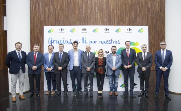 Amparo Capilla, directora regional de Carrefour en Alicante con los directores de hipermercados Carrefour de la provincia