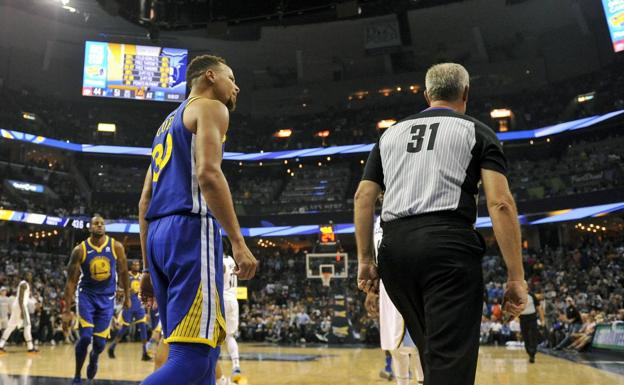 Curry, en su protestas al árbitro. 