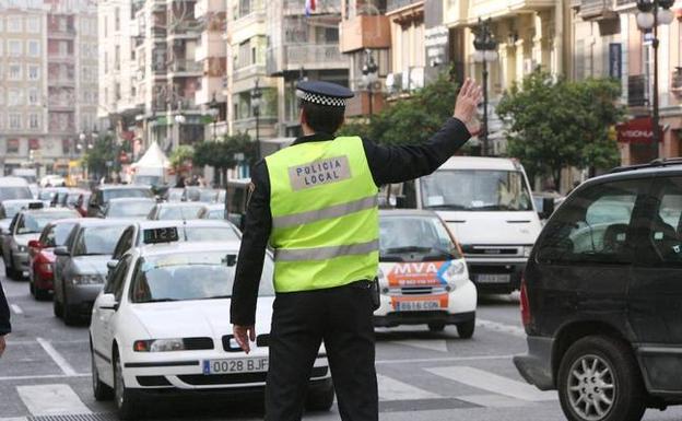 Un policía local regulando el tráfico en el centro de la ciudad.