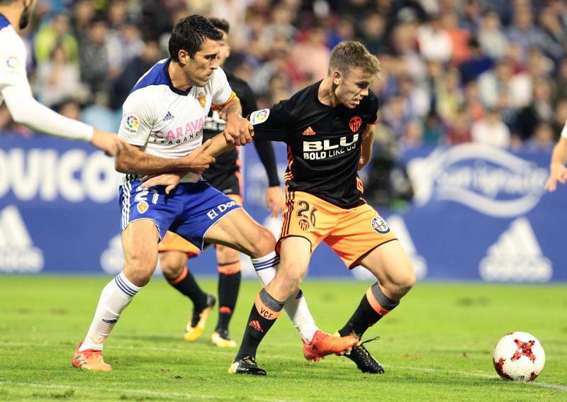 El Valencia se impone 0-2 al Zaragoza en la ida de los dieciseisavos de la Copa del Rey.