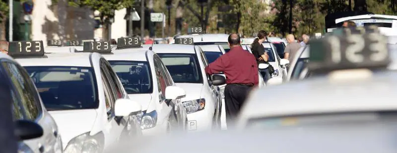 Los taxistas se manifiestan en Valencia contra la nueva ley que regulará el sector.