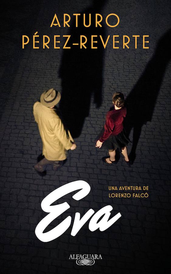 FICCIÓN - 3 'Eva 'de Arturo Pérez Reverte. Marzo de 1937. Mientras la Guerra Civil sigue su trágico curso, una nueva misión lleva a Lorenzo Falcó hasta Tánger, turbulenta encrucijada de espías, tráficos ilícitos y conspiraciones, con el encargo de conseguir que el capitán de un barco cargado con oro del Banco de España cambie de bandera. Espías nacionales, republicanos y soviéticos, hombres y mujeres, se enfrentan en una guerra oscura y sucia en la que acabarán regresando peligrosos fantasmas del pasado.