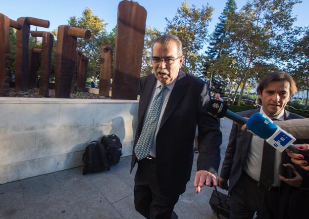 Juan Soler, acompañado de su abogado, ayer, a la entrada a la Ciudad de la Justicia. 