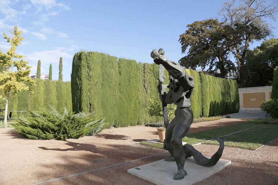 Este recinto es uno de los tesoros que guarda la ciudad de Valencia, un jardín donde el mito de las Hespérides es el referente argumental de todo el planteamiento estructural del lugar. Las estatuas de las ninfas y los cítricos llenan de significado un rincón de cuento.