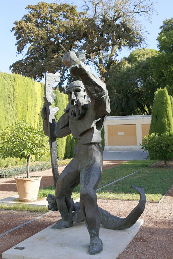 Este recinto es uno de los tesoros que guarda la ciudad de Valencia, un jardín donde el mito de las Hespérides es el referente argumental de todo el planteamiento estructural del lugar. Las estatuas de las ninfas y los cítricos llenan de significado un rincón de cuento.