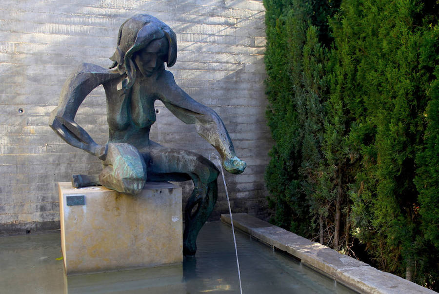 Este recinto es uno de los tesoros que guarda la ciudad de Valencia, un jardín donde el mito de las Hespérides es el referente argumental de todo el planteamiento estructural del lugar. Las estatuas de las ninfas y los cítricos llenan de significado un rincón de cuento.