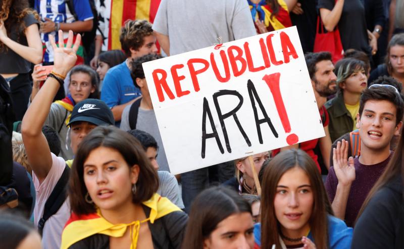 Cientos de personas se manifiestan en Barcelona en protesta por la aplicación del artículo 155 y para pedir la liberación de Jordi Sànchez y Jordi Cuixart