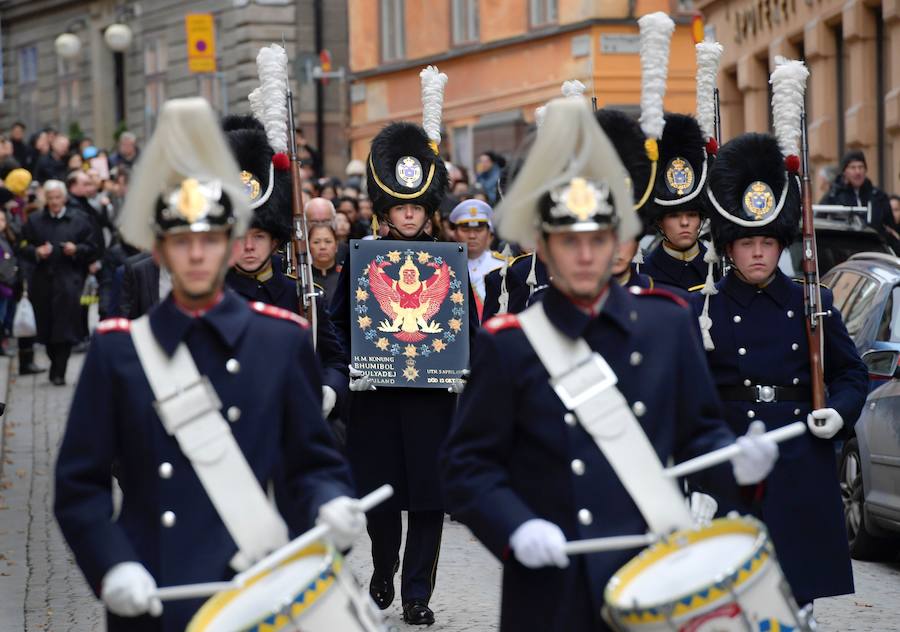 Soldados participan en la ceremonia de cremación en el Crematorio Real en Sanam Luang en Bangkok, Tailandia, hoy 26 de octubre de 2017.