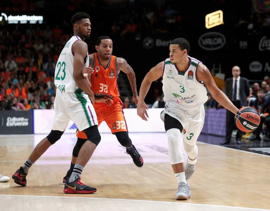 Estas son las imágenes del choque de Euroliga entre el Valencia Basket y el Unicaja Málaga correspondiente a la cuarta jornada