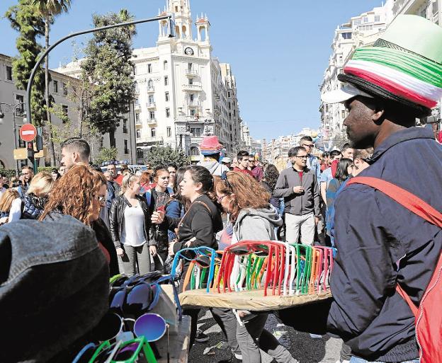 Un vendedor sin permiso ofrece sus mercancías por las calles de la ciudad. 