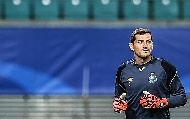 Iker Casillas, calienta durante un entrenamiento con el Oporto. 