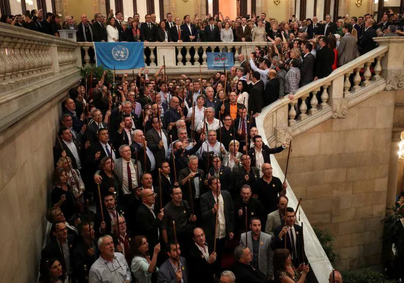 Alcaldes de diferentes localidades de Cataluña, muestran su alegría en las escalinatas del Parlament, desde donde el presidente de la Generaliat, pronuncia unas palabras tras aprobarse en el pleno, la declaración de independencia, en votación secreta.