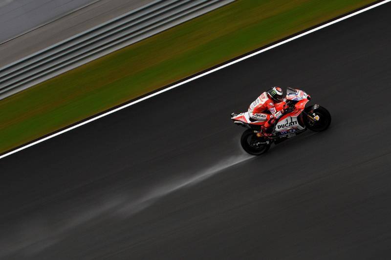 El piloto español de MotoGP Jorge Lorenzo, de Ducati, participa en la segunda sesión de entrenamientos libres para el Gran Premio de Malasia de motociclismo en el circuito de Sepang (Malasia)