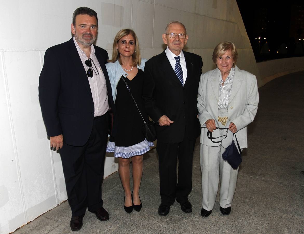 Salvador Peris (Administración de Fincas Peris), Natividad Gómez, Salvador Peris (padre) y Mariam Sarrió (vicepresidenta de Llum i Claritat).