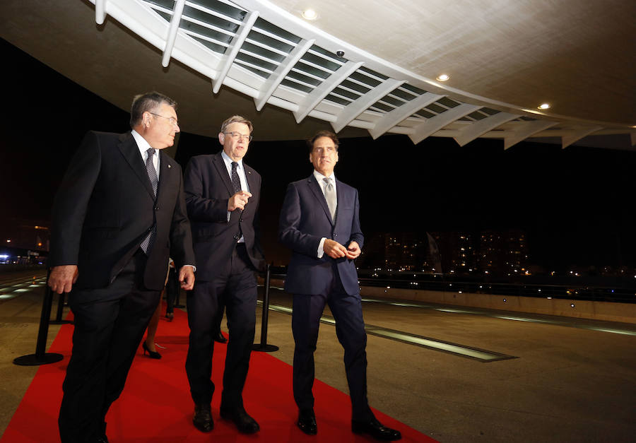 El presidente de la Generalitat, Ximo Puig, junto a Gonzalo Zarranz, a la izquierda de la imagen, en su primera gala de Valencianos para el siglo XXI como presidente del Consejo de Administración de Federico Domenech, y al director general de LAS PROVINCIAS, Fidel Pila, en la entrada al Palau de Les Arts.