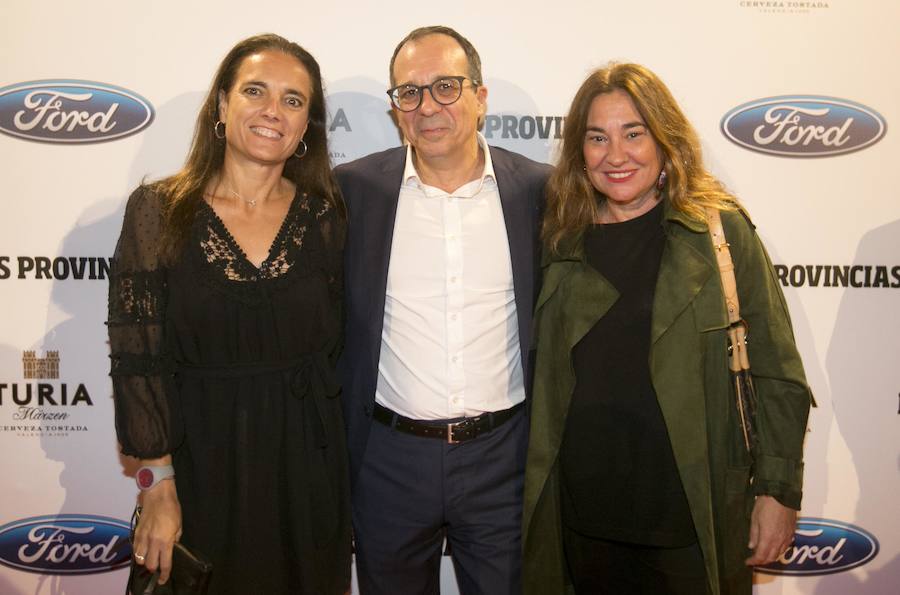 Enrique Soriano, presidente del Consejo Rector de la CVMC, con Silvia Clavel y Yael Morera.