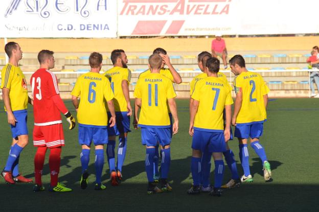Los jugadores del CD Dénia celebran un gol en uno de los últimos encuentros disputados. 