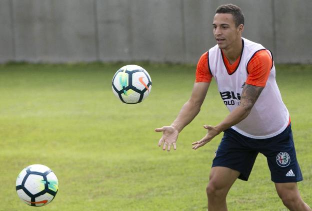 Rodrigo lanza el balón. 