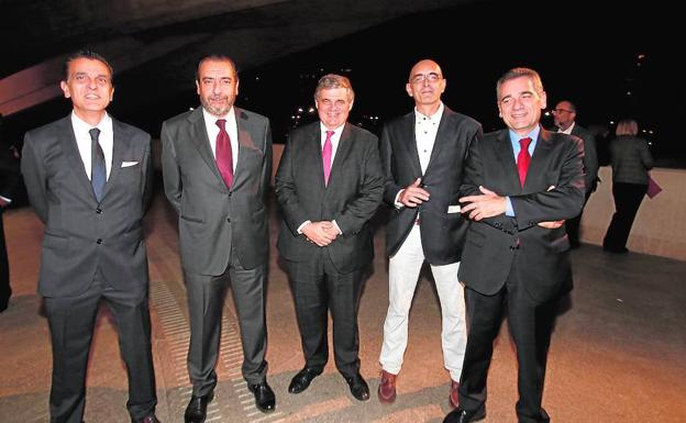 Pablo Salazar, jefe de Opinión de LAS PROVINCIAS, el abogado Ignacio Tormo, Javier Viciano, defensor universitario de la VIU, Ángel Claasen y Carlos Alfonso, de los servicios jurídicos de El Corte Inglés