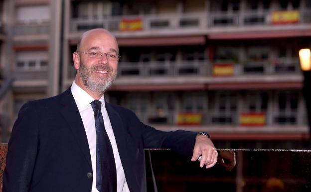 Gonzalo de Castro, ejecutivo sénior de CAF, ayer en la terraza de un céntrico hotel con la Gran Vía detrás.