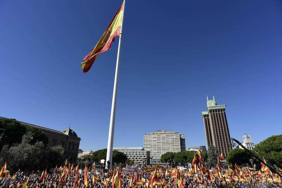 Miles de personas se congregan en la plaza de Colón por la unidad de España.