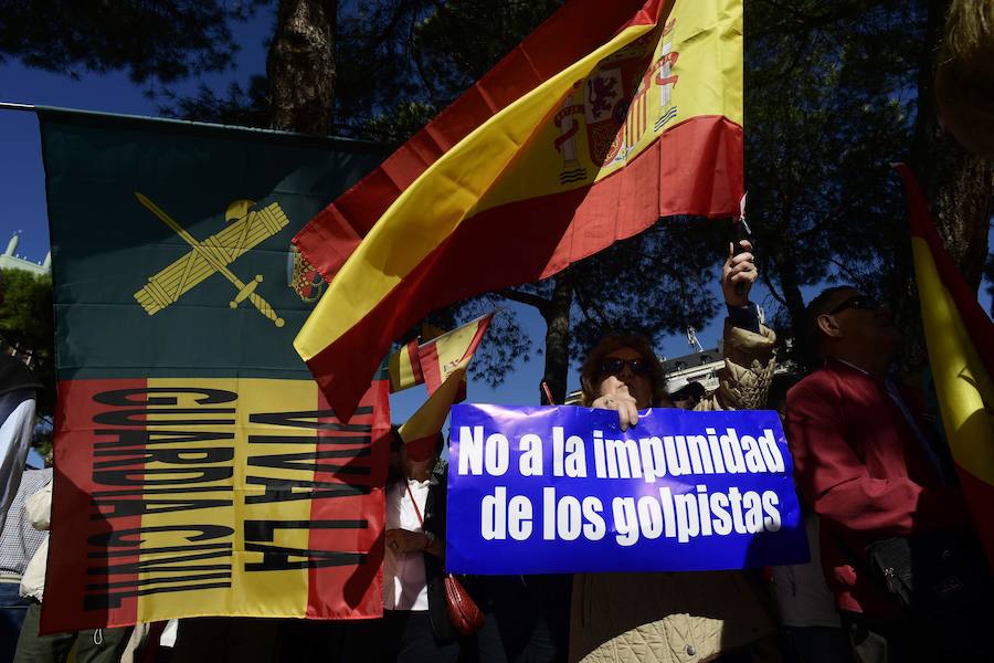 Miles de personas se congregan en la plaza de Colón por la unidad de España.