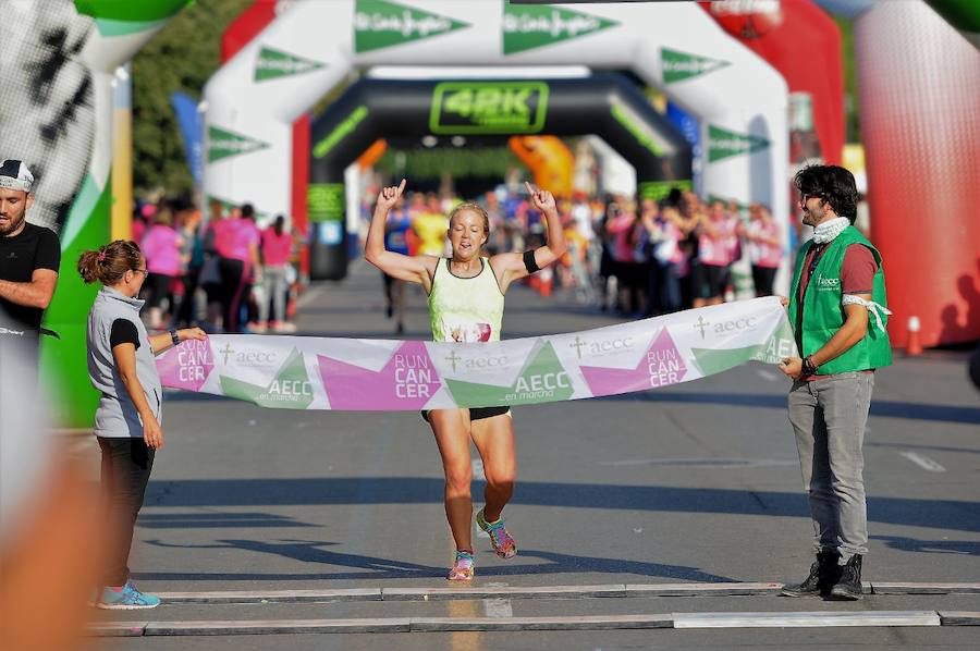 Miles de personas participan en una matinal lúdica de eventos deportivos con el color rosa como gran protagonista