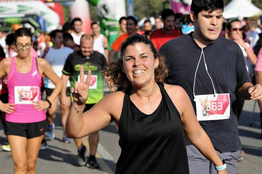 Miles de personas participan en una matinal lúdica de eventos deportivos con el color rosa como gran protagonista