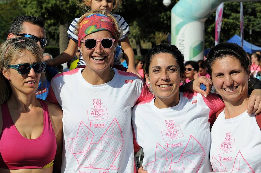 Miles de personas participan en una matinal lúdica de eventos deportivos con el color rosa como gran protagonista