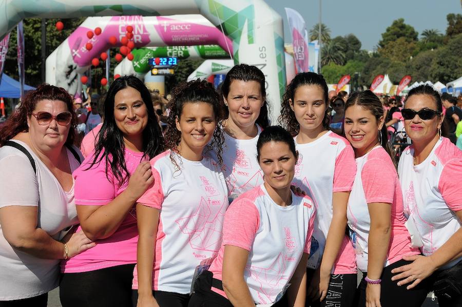 Miles de personas participan en una matinal lúdica de eventos deportivos con el color rosa como gran protagonista