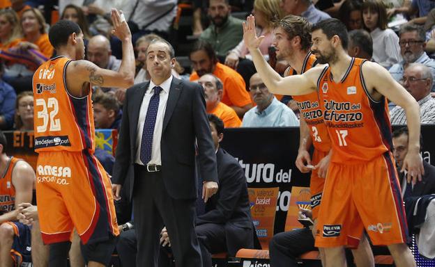 Algunos jugadores del Valencia Basket celebran la victoria.