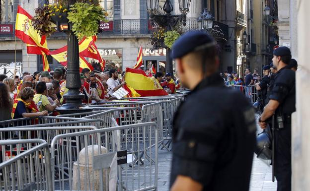 Un grupo de personas increpa a los Mossos en la puerta del Palau de la Generalitat.