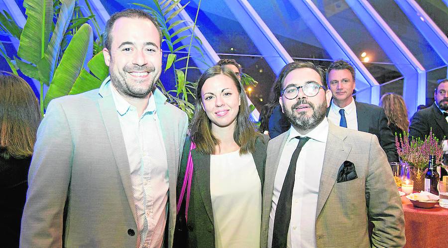De izquierda a derecha: Nacho Romero, de Kaymus, Carmen Romero (Axa) y Ramón Pedrosa, presidente de Minister Media.