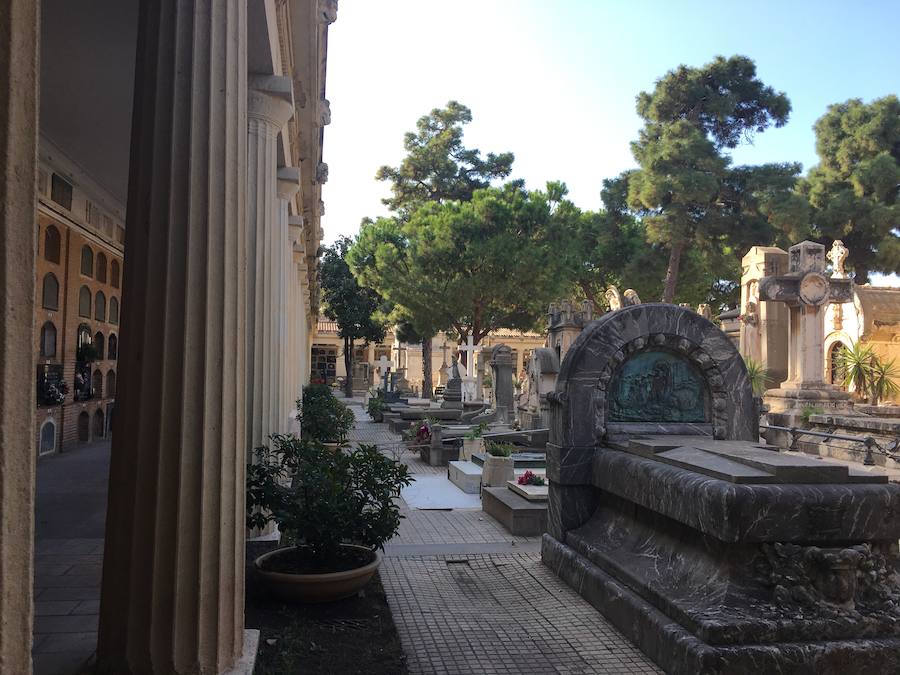 Uno de los rincones más especiales del cementerio es el patio de las columnas. Al entrar, y casi presidiendo la parte central, está la tumba de Josep Rodrigo Botet. Un famoso paleontólogo nacido en Manises en 1842 que viivió muchas aventuras, algunas de ellas políticas, que lo alejaron de España. Pero volvió a Valencia. Y regresó de Argentina para pasar a la historia. Con una espectacular colección paleontológica que donó a la ciudad. En la actualidad, dicha colección se encuentra en el museo de ciencias naturales de Viveros. Pese a que este valenciano murió en Madrid en 1920 sus restos regresaron a Valencia para descansar en un panteón bajo una escultura orlada de armadillos gigantes y decorada con animales del Pleistoceno. La necrológica que en 1915 publicó Las Provincias dice que en la Pampa “halló ancho campo para el desenvolvimiento de sus facultades. La fortuna le sonrió no pocas veces, y conquistó riquezas considerables, que arriesgadas en nuevas empresas, perdíalas unas veces, reconquistándolas otras, siempre movido por ideales grandes”.