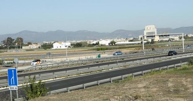 Vista general de la V-21 a su paso por Port Saplaya. 