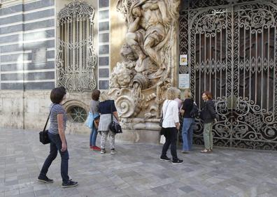 Imagen secundaria 1 - La fachada del Palacio del Marqués de Dos Aguas sufre desperfectos