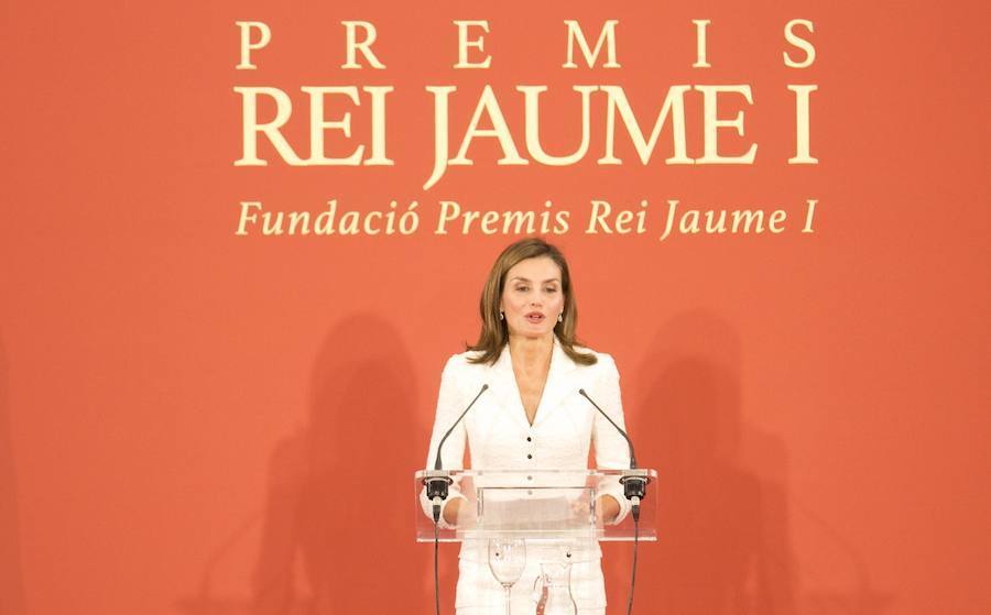 La reina Letizia entrega en la Lonja de Valencia los galardones 