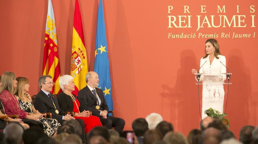 La reina Letizia entrega en la Lonja de Valencia los galardones 