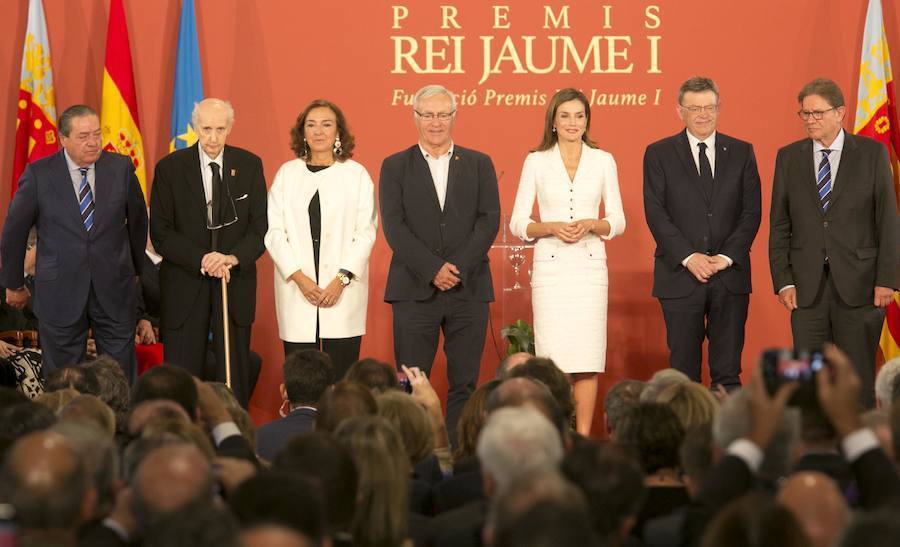La reina Letizia entrega en la Lonja de Valencia los galardones 