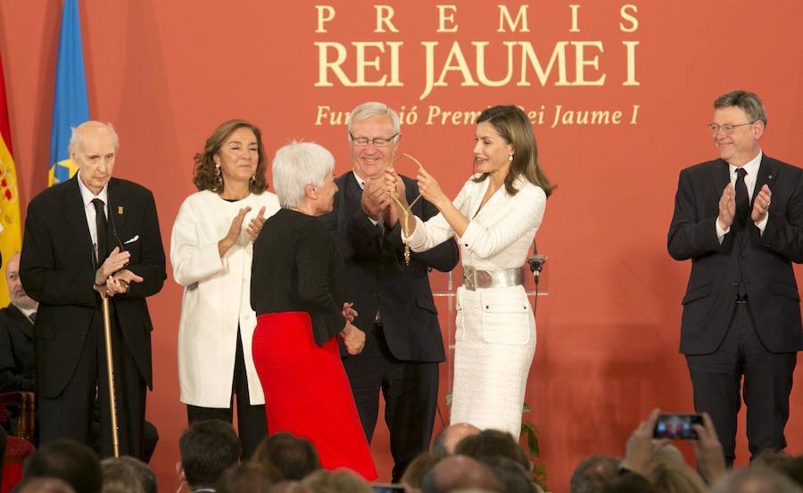 La reina Letizia entrega en la Lonja de Valencia los galardones 