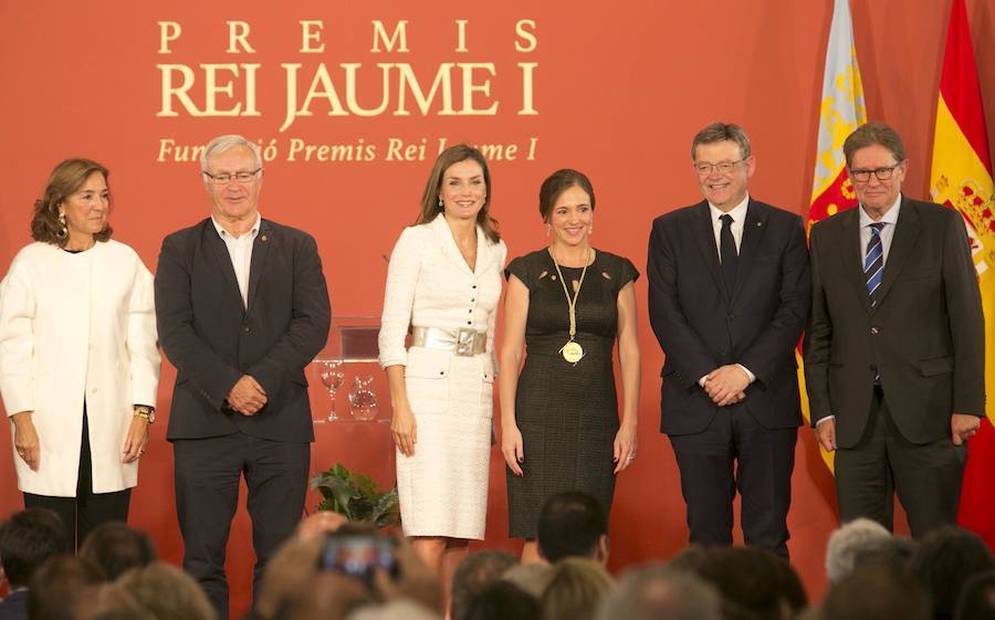 La reina Letizia entrega en la Lonja de Valencia los galardones 