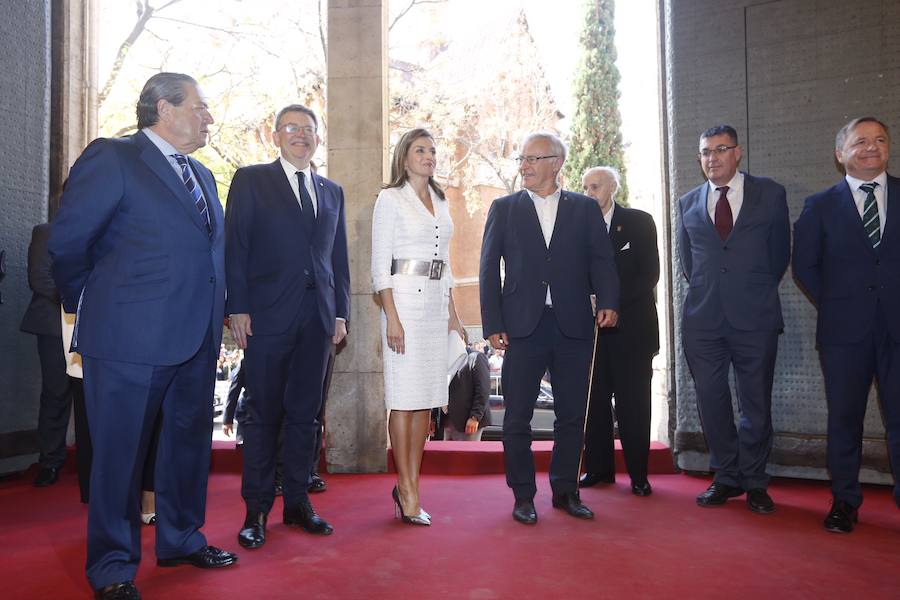 La reina Letizia entrega en la Lonja de Valencia los galardones 