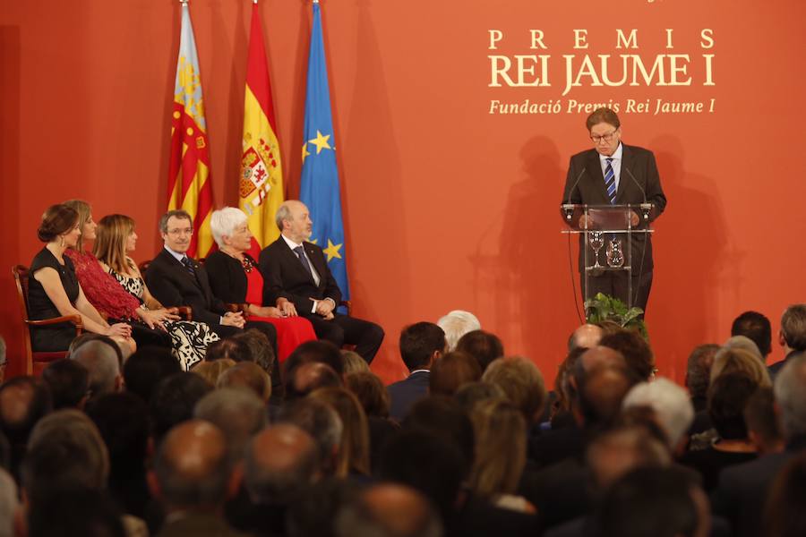 La reina Letizia entrega en la Lonja de Valencia los galardones 